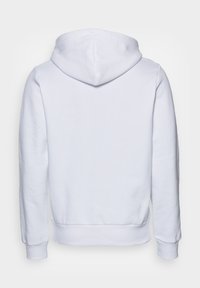 Sweat à capuche blanc uni vu de dos, avec manches longues, poignets et ceinture côtelés, et capuche attachée sans motifs ni logos visibles.