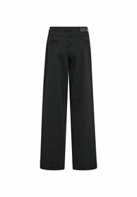 Leveled black jeans dengan tekstur denim yang halus. Memiliki kantong belakang dan label di pinggang. Desain bersih dan minimalis.