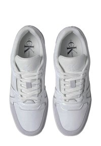 Scarpe sportive bianche con una morbida tomaia sintetica, design con lacci, collo imbottito e accenti grigi a contrasto sulla punta e sui lati.