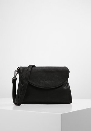 Czarna teksturowana skórzana torba na ramię z klapą i regulowanym paskiem na ramię, prezentowana na białym piedestale na jednolitym tle.