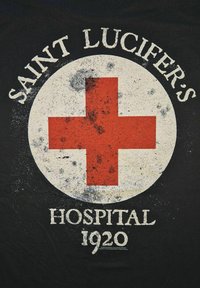Černé tričko s vybledlým bílým kruhem s červeným křížem a textem "SAINT LUCIFER'S HOSPITAL 1920" v bílé barvě.