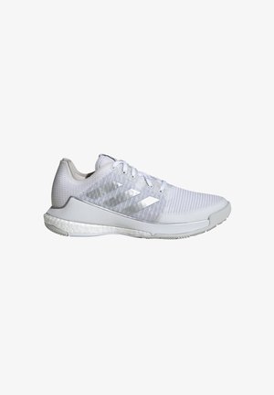 Zapatillas deportivas blancas con una parte superior de malla texturizada, tres franjas reflectantes en el costado y una Entresuela acolchada con una suela de goma.