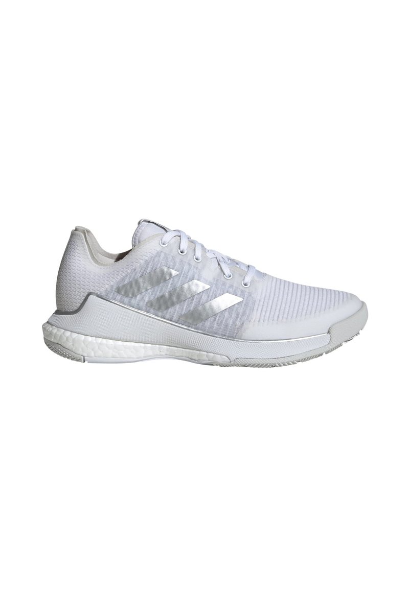 Scarpe sportive bianche con una tomaia in mesh testurizzato, tre strisce riflettenti sui lati e una soletta ammortizzata con una suola in gomma.