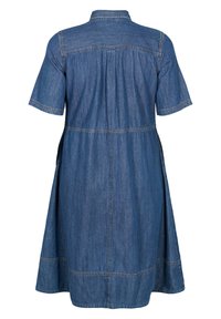 Denimdress i djupblått med korta ärmar, krage och gathered midja. Har synlig sömnad och en utsvängd kjol.