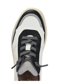 Sneaker con tomaia in pelle bianca, dettagli neri e grigi, punta tonda e lacci grigi. Presenta una suola testurizzata e un dettaglio con logo dorato.