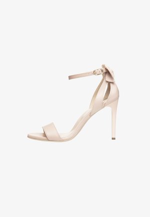 Nude leren hoge hak sandaal met twee brede banden, enkelband met gesp en een strikdetail aan de achterkant. Glad textuur, spitse neus.