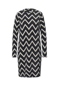 Pletené šaty s dlouhým rukávem se vzorem rybí kost v tmavě šedé a krémové barvě. Šaty mají kulatý výstřih a volný střih.