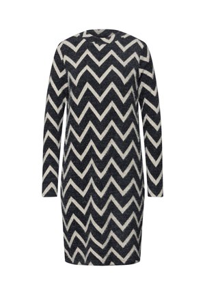 Vestido de punto de manga larga con un patrón de chevron en gris oscuro y crema. El vestido tiene un escote redondo y un ajuste relajado.