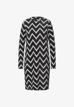 Vestido de punto de manga larga con un patrón de chevron en gris oscuro y crema. El vestido tiene un escote redondo y un ajuste relajado.