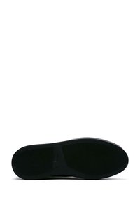 Semelle de chaussure en caoutchouc noir avec un motif de grip texturé. Présente un bord lisse et une légère courbure, conçue pour le soutien et la traction.