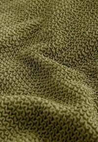 Tissu vert olive texturé avec une surface froissée, présentant un tissage serré et froissé qui crée des motifs distincts et en relief.