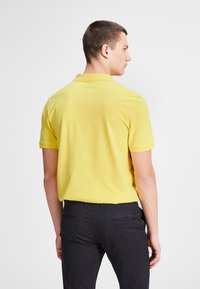 Jack & Jones JJEBASIC musztardowy