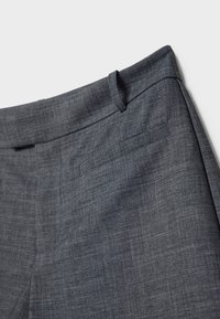 Pantaloni grigi strutturati con cintura sartoriale, dotati di una sola tasca posteriore e una finitura in tessuto liscia.