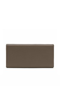 Cartera de cuero marrón texturizado con forma rectangular y costuras limpias. Presenta un acabado suave y sin hardware o acentos visibles.
