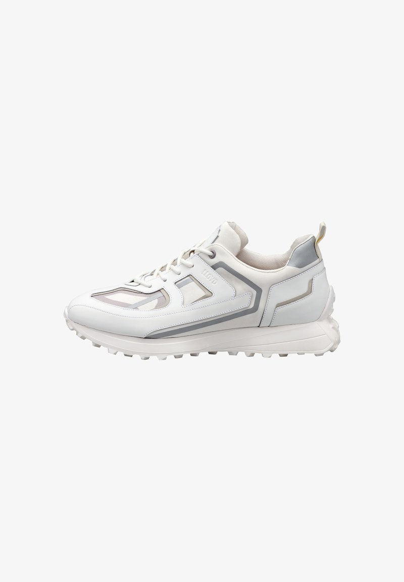 Weißer Sportschuh mit grauen Akzenten, ausgestattet mit einem Obermaterial aus Mesh und Leder, dicker Sohle, abgerundeter Zehenpartie und Schnürdesign. Strukturiertes Profil.