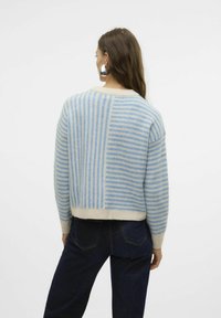 Maglione a righe blu e crema con vestibilità comoda, scollatura rotonda e orlo a costine, realizzato in un morbido materiale a maglia.