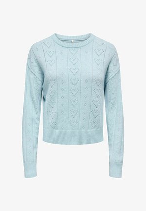 Pull tricoté bleu clair avec un col rond, des manches longues et des motifs en cœur ajourés sur tout le vêtement. Ourlet et poignets côtelés.