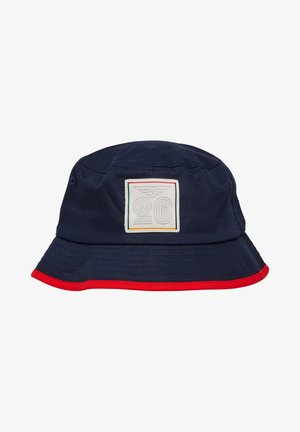 Marineblå bøttehat med rød kant på skyggen og en hvid patch med nummer 26 og et lille emblem over.