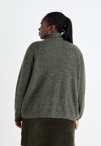Vero Moda Curve VMCPLAZA ZIPPER  - Strickpullover - kalamata melange