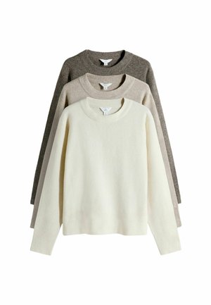 Tři svetry v krémové, světle béžové a tmavě hnědé barvě. Kulatý výstřih, dlouhé rukávy, jemná textura. Minimalistický design bez viditelných vzorů.