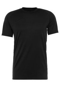 Svart kortärmad tränings t-shirt gjord av lättviktsmaterial. Har en rundad halsringning och en subtil präglad logotyp på framsidan.