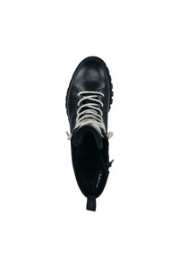 Stivale di pelle nera con lacci silver, suola robusta e zip laterale. Interno foderato, con un manico sul retro per una facile calzata.