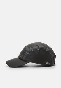 Black baseball cap with a structured peak, made from water-resistant fabric. Features gray accents and logo. Durable design for outdoor use.