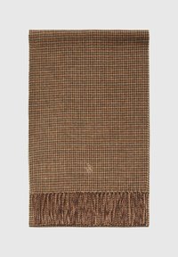 Sciarpa a scacchi marrone e beige con frange ai bordi, realizzata in materiale morbido. Presenta un piccolo logo ricamato vicino al fondo.