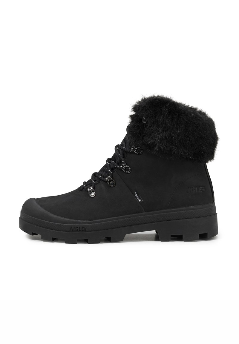 Stivale da trekking nero con collare foderato in pelliccia, tomaia in pelle, suola in gomma e occhielli metallici per i lacci. Finitura testurizzata e design resistente.