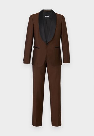 Brauner Smoking-Anzug mit schwarzem Satin-Revers, Ein-Knopf-Verschluss und passender Hose, vor einem weißen Hintergrund präsentiert.