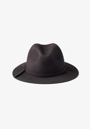 Sombrero fedora de fieltro negro con ala ancha y una banda estrecha anudada con un nudo sencillo en el lado.