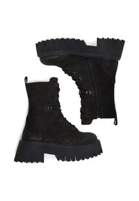 Černé semišové bojové boty s masivní gumovou podrážkou, šněrovacím předním dílem a bočním zipem. Mají texturovaný povrch a plochý, vykrojený podpatek.