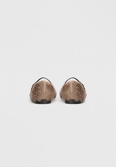 Scarpe brown in pelliccia con accenti in pelle liscia, tacco basso e dettagli di cucitura sottili. Design minimalista senza hardware aggiuntivo.