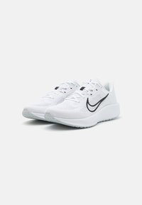 Nike løbesko i hvid mesh med sorte detaljer. Har en polstret krave, snørebånd og en struktureret gummisål for bedre greb.