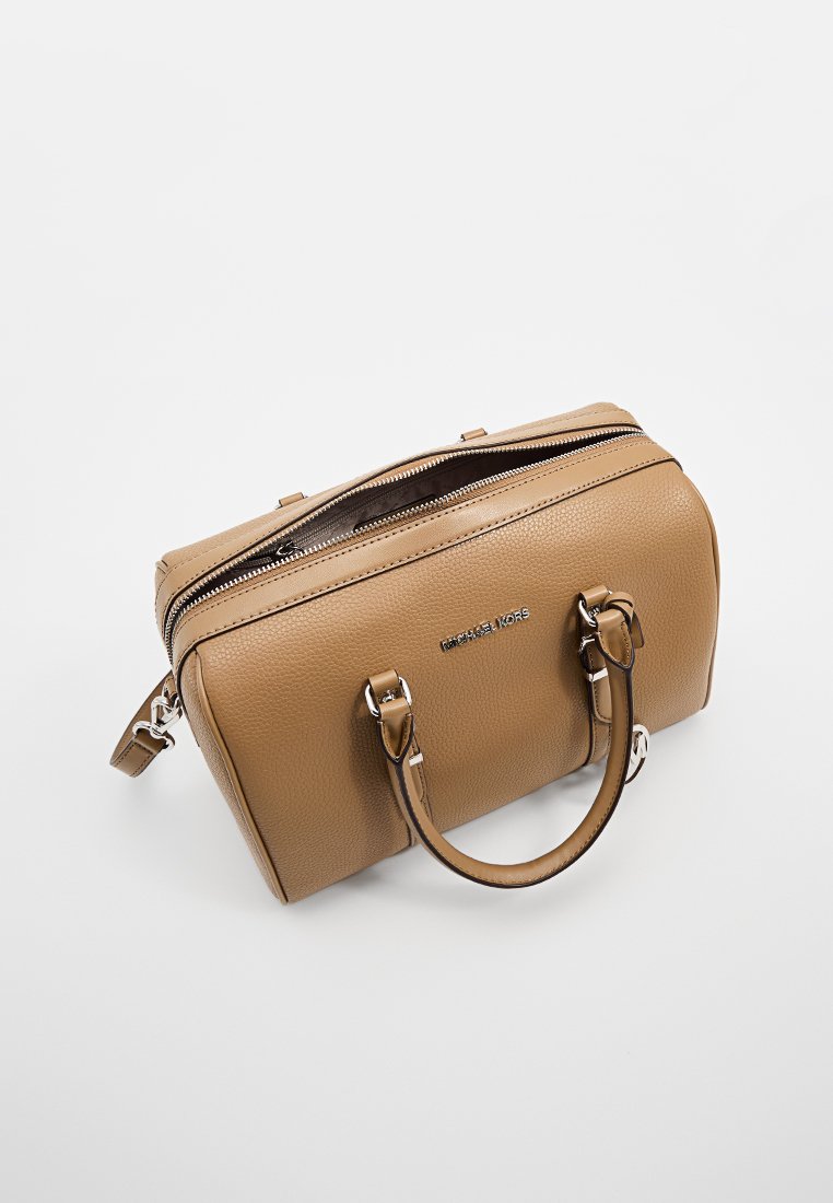 Sac à main en cuir texturé marron avec deux poignées et une fermeture éclair sur le dessus, marqué d'un petit logo en métal Michael Kors sur le côté.