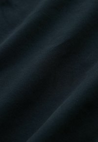 Marineblaue Stoff mit glatter Textur und dezentem Glanz, der ein horizontales Rippenmuster und einen leichten Fall aufweist. Ideal für Bekleidung oder Polsterung.