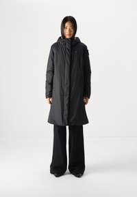 Schwarze Daunenjacke mit Kapuze, mit langem Schnitt, glatter Oberfläche, Vorderreißverschluss und dezentem Logo-Detail auf der Brust.