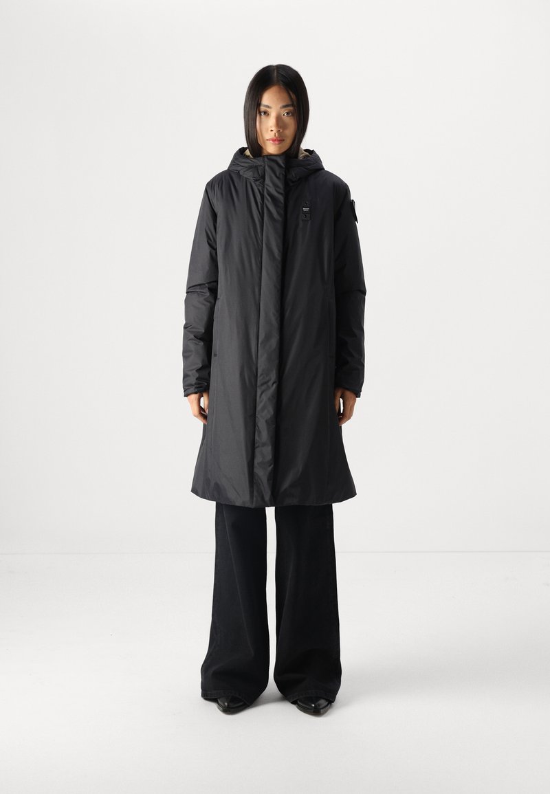 Schwarze Daunenjacke mit Kapuze, mit langem Schnitt, glatter Oberfläche, Vorderreißverschluss und dezentem Logo-Detail auf der Brust.