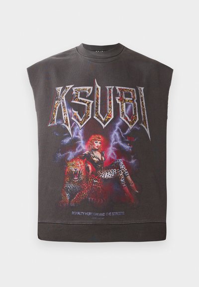 Sudadera sin mangas negra con gráfico que presenta el logo "KSUBI", una impresión vívida de una mujer con acentos de leopardo y una ilustración de leopardo debajo.