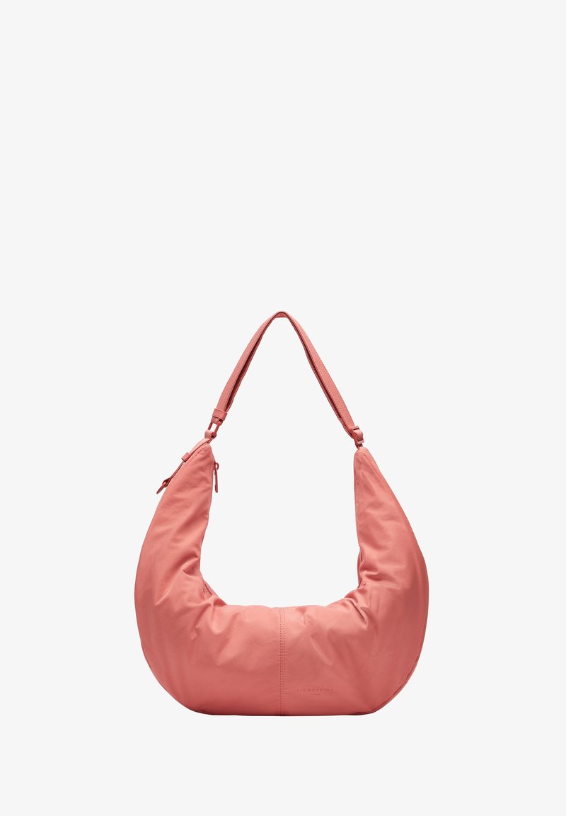 Sac hobo rose corail en tissu doux et texturé, de forme arrondie, avec une seule bandoulière réglable ; présente des zips et un détail de logo.