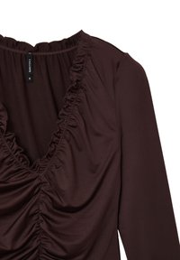 Blusa marrone a maniche lunghe con scollatura a V profonda, caratterizzata da dettagli a rouches intorno al colletto e texture arricciata sul davanti.
