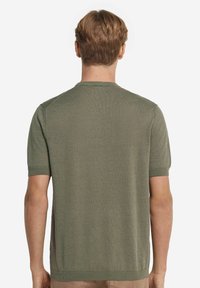 Kortärmad, olivgrön tröja i ett slätt stickat tyg, med rund halsringning och ribbade ärmmuddar och nederkant. En enkel, tidlös design.