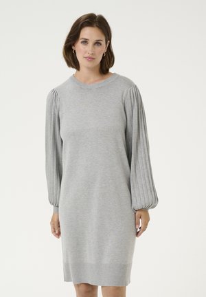 Robe en tricot grise avec une coupe décontractée, présentant des manches bouffantes côtelées et un col rond, se terminant juste au-dessus du genou.