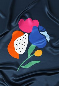 Tengerés szatén anyag, amely virágmintával rendelkezik, rózsaszín, kék, narancs és fehér elemekkel, beleértve a leveleket és pöttyös díszítéseket.