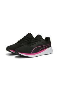 Zapatillas deportivas negras con parte superior de malla, acentos en rosa, media suela blanca lisa y suela negra texturizada. Cuentan con cierre de cordones y detalle de logo.