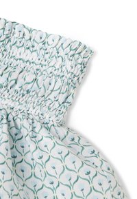 Robe en tissu léger avec un motif floral bleu, smocks élastiques au niveau du col, et jupe fluide. Présente une finition douce et texturée.