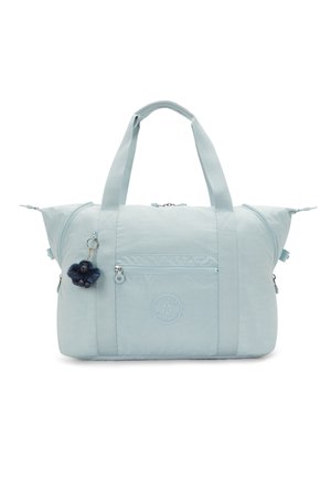 Lyseblå stof duffeltaske med lynlåslommer, tekstureret overflade, robuste håndtag og en dekorativ nøglering som tilbehør.