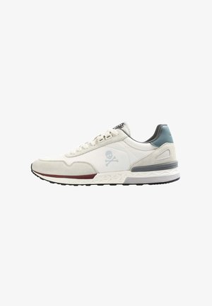 Witte sport sneakers met een combinatie van suede en mesh materialen. Opvallende details zijn een doodskop met gekruiste botten logo, grijze accenten en een gestructureerde zool.