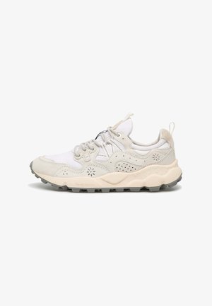 Sneakers met een combinatie van witte mesh en beige suède. Heeft een gestructureerde zool, opvallende veters en geperforeerde accenten voor ademend vermogen.