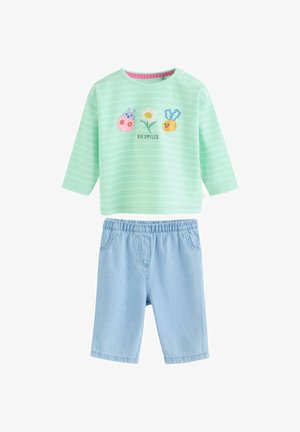 Chemise à manches longues rayée vert menthe avec coccinelle, marguerite et abeille brodées au-dessus du texte « BIG SMILES », associée à un short à taille élastique bleu clair.